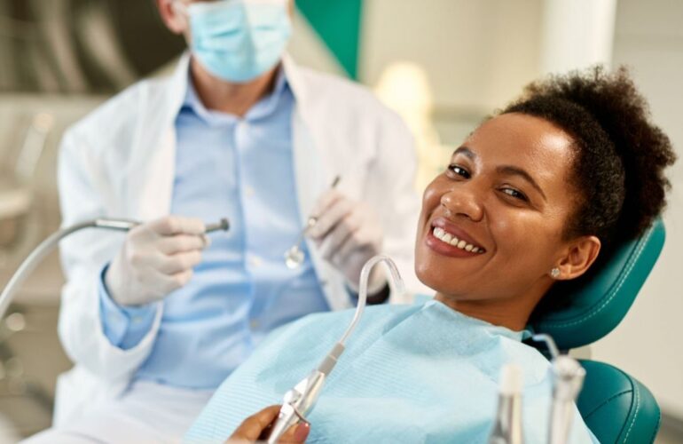Zirconio vs. Porcelana: ¿Qué Material es Mejor para tus Coronas y Puentes Dentales?