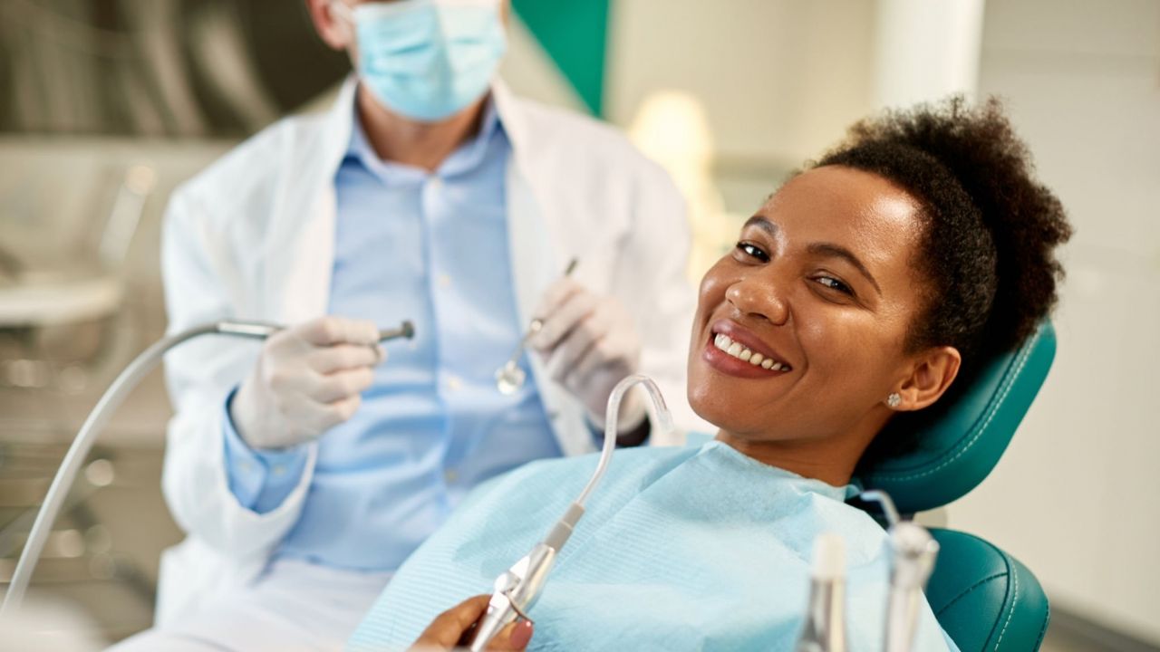 Zirconio vs. Porcelana: ¿Qué Material es Mejor para tus Coronas y Puentes Dentales?