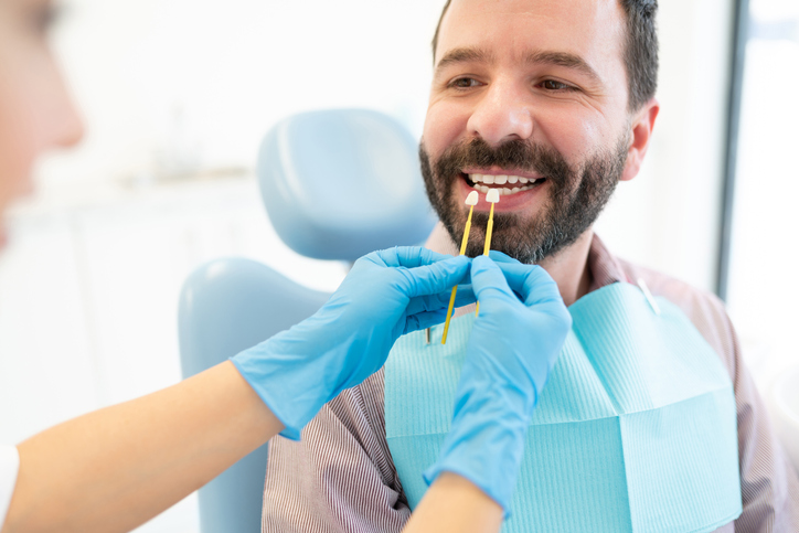 Triángulos negros entre dientes: Cómo cerrarlos sin ortodoncia Triángulos negros entre dientes: Cómo cerrarlos sin ortodoncia