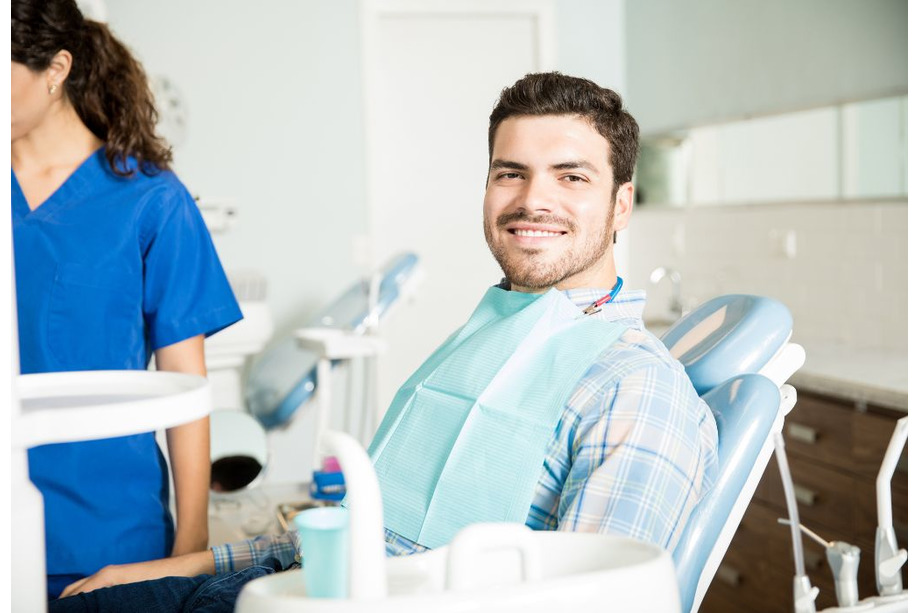 Triángulos negros entre dientes: Cómo cerrarlos sin ortodoncia Triángulos negros entre dientes: Cómo cerrarlos sin ortodoncia