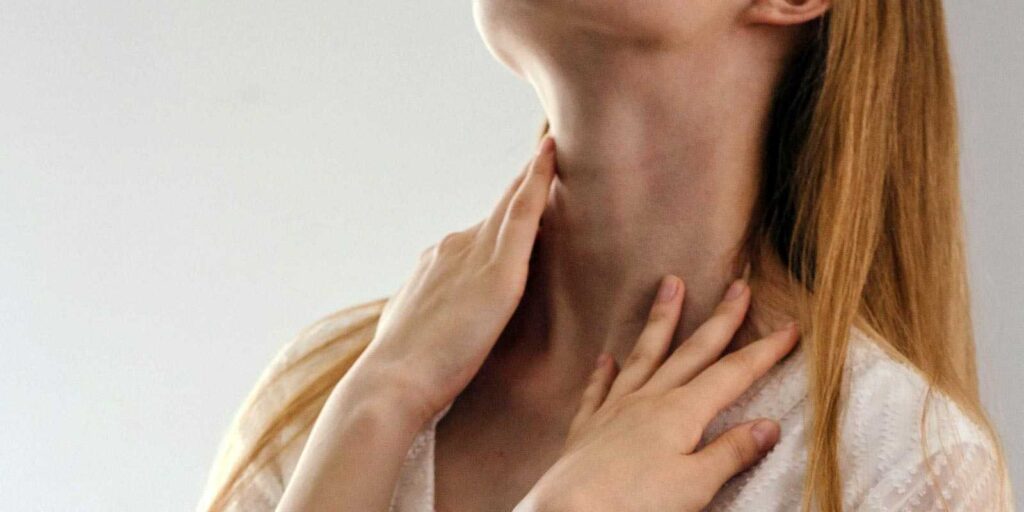 Tonsilolitos (Bolitas blancas en la garganta): Causa del mal aliento Tonsilolitos (Bolitas blancas en la garganta): Causa del mal aliento