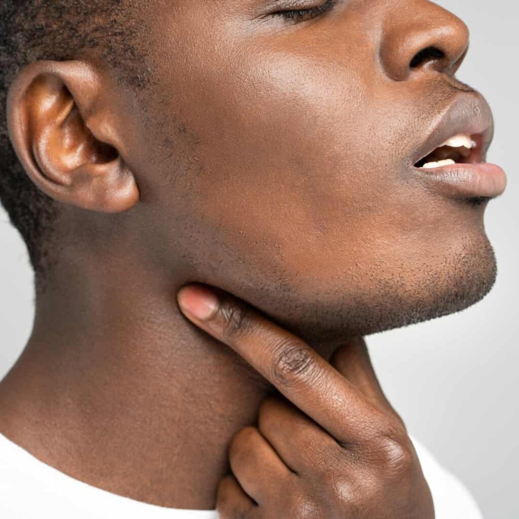 Tonsilolitos (Bolitas blancas en la garganta): Causa del mal aliento Tonsilolitos (Bolitas blancas en la garganta): Causa del mal aliento