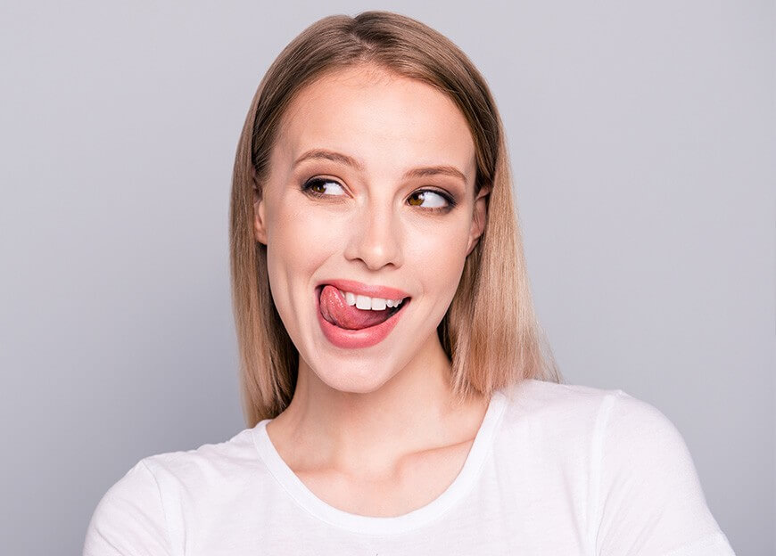 Lengua blanca o saburral: Por qué ocurre y cómo limpiarla