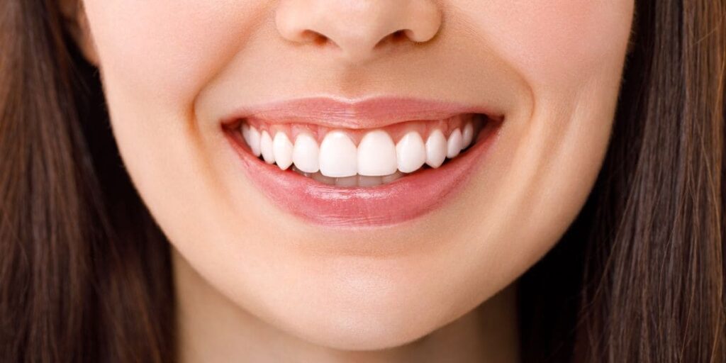 Sonrisa asimétrica: qué la causa (dientes, encías, huesos, músculos), cuándo funcionan las carillas, cuándo necesitas cirugía y cómo elegir bien.