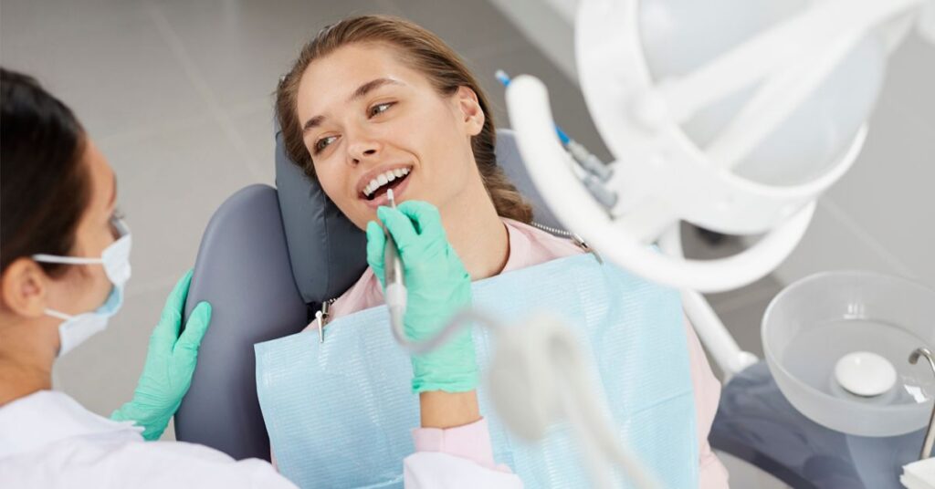 Apiñamiento Dental: Por Qué se Mueven los Dientes y Cómo Solucionarlo