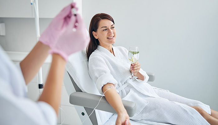 Vitaminas intravenosas (IV Drips): ¿Funcionan para la piel?