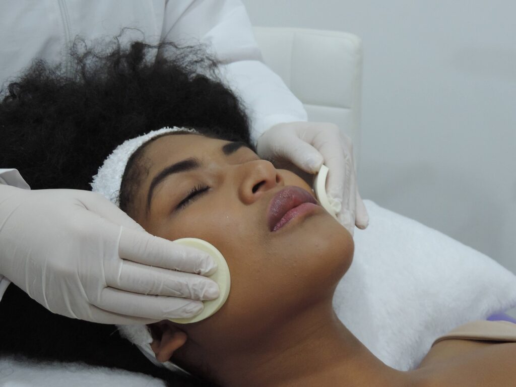 Hydrafacial: Diferencias con una limpieza facial profunda