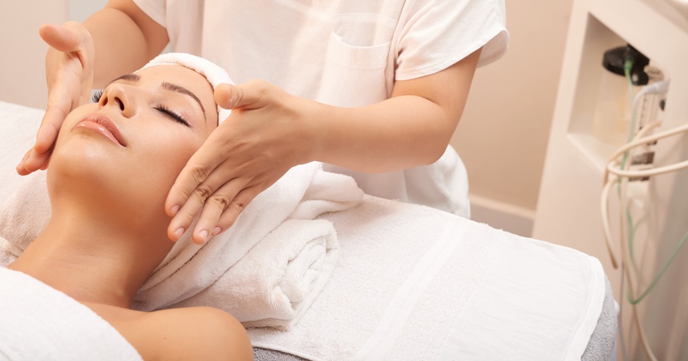 Hydrafacial: Diferencias con una limpieza facial profunda