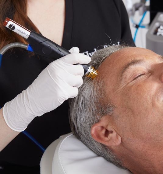 Hydrafacial: Diferencias con una limpieza facial profunda