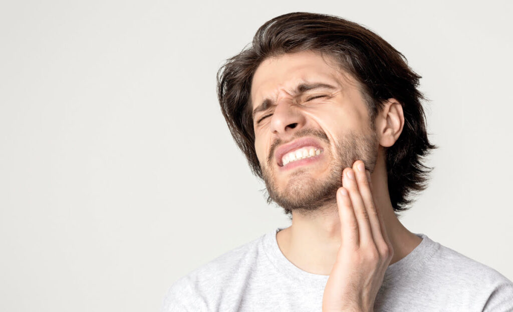 Fístula en la encía: Diferencia con el flemón y cómo curarla